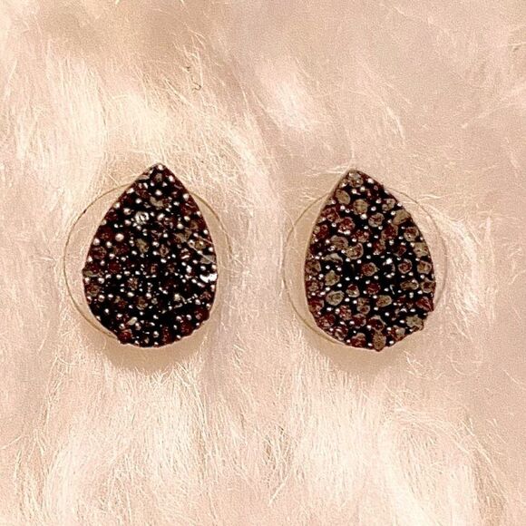NEW Dainty Black Teardrop / Pear Shaped Stone Stud Earrings. Never Worn. - Picture 1 of 2